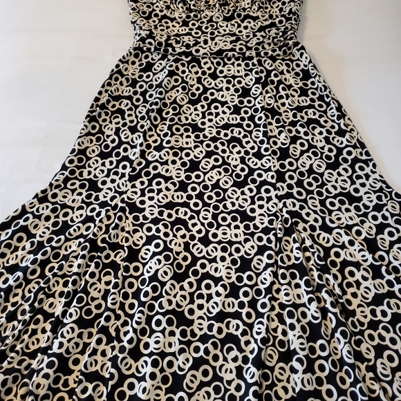 Selling Beautiful Women's Vintage Style Black & White Sleeveless Dress - Picture 3 of 10